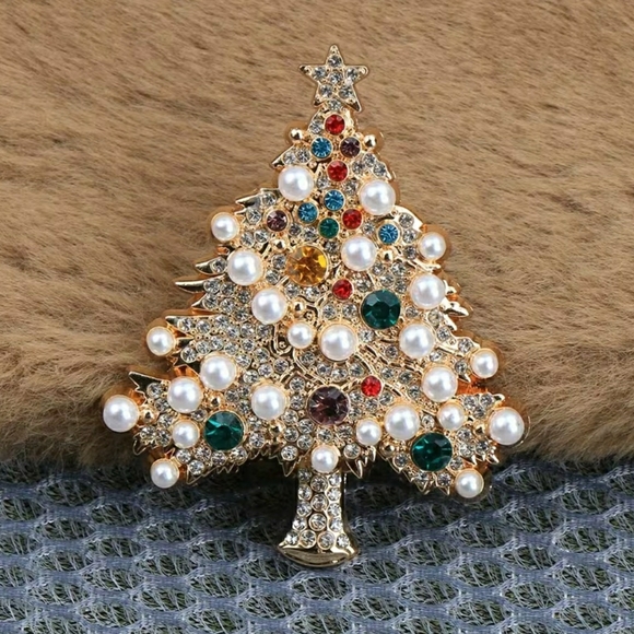 Elegant Gold Christmas Tree Brooch with Pearls and Crystals - Picture 2 of 3